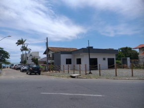 Casa 20m a Caminho da Praia em Penha SC